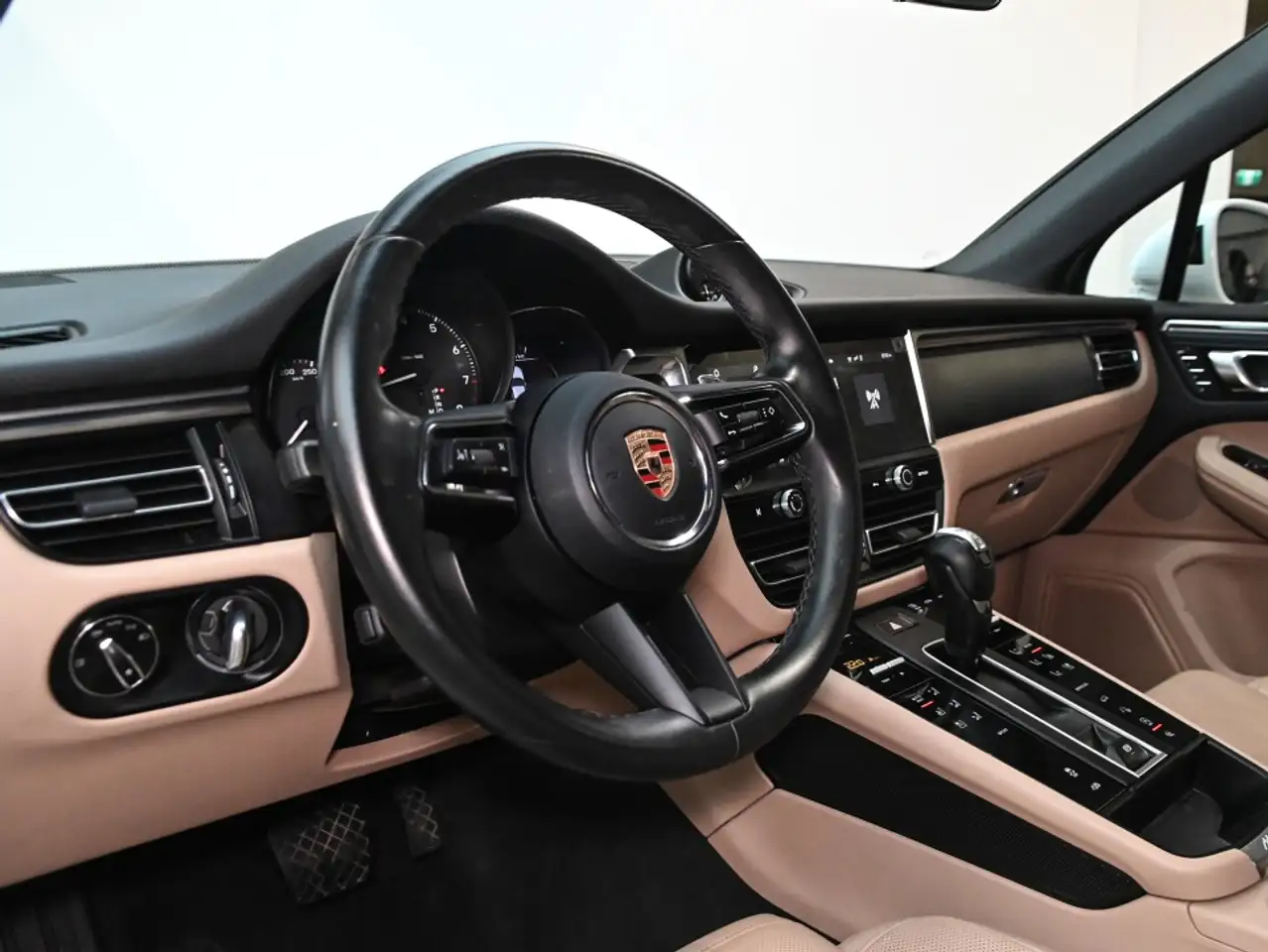 Porsche Macan - Image 13