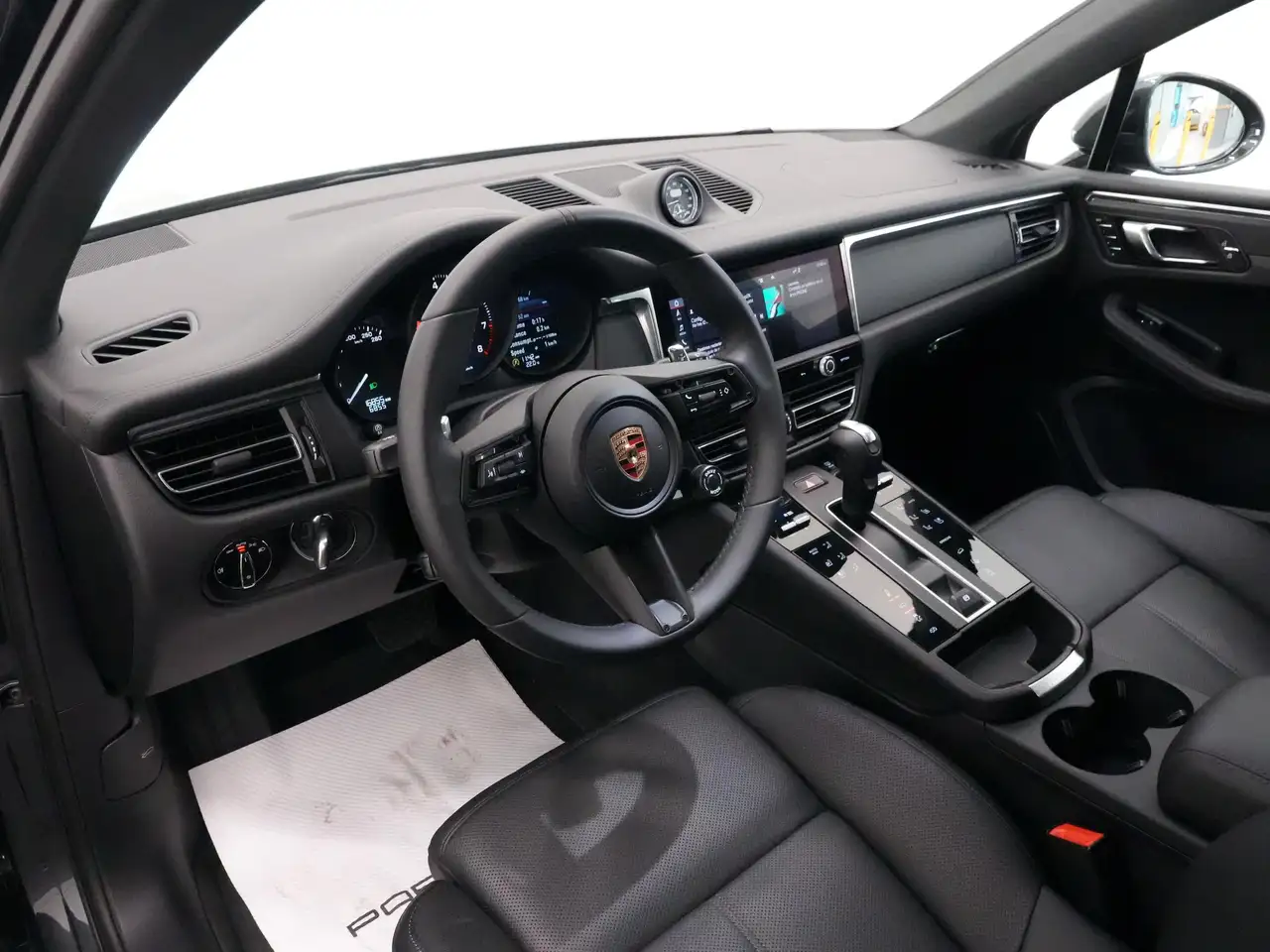 Porsche Macan - Image 19