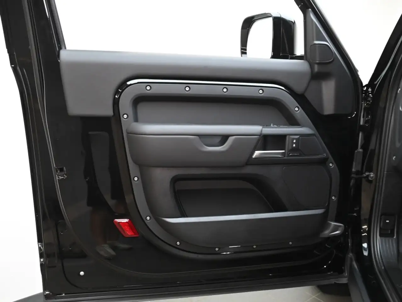 Land Rover Defender - Image 9