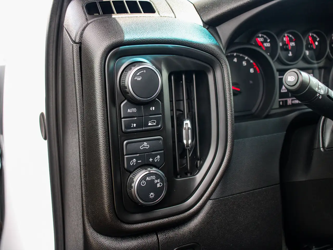 Chevrolet Silverado 1500 - Image 17