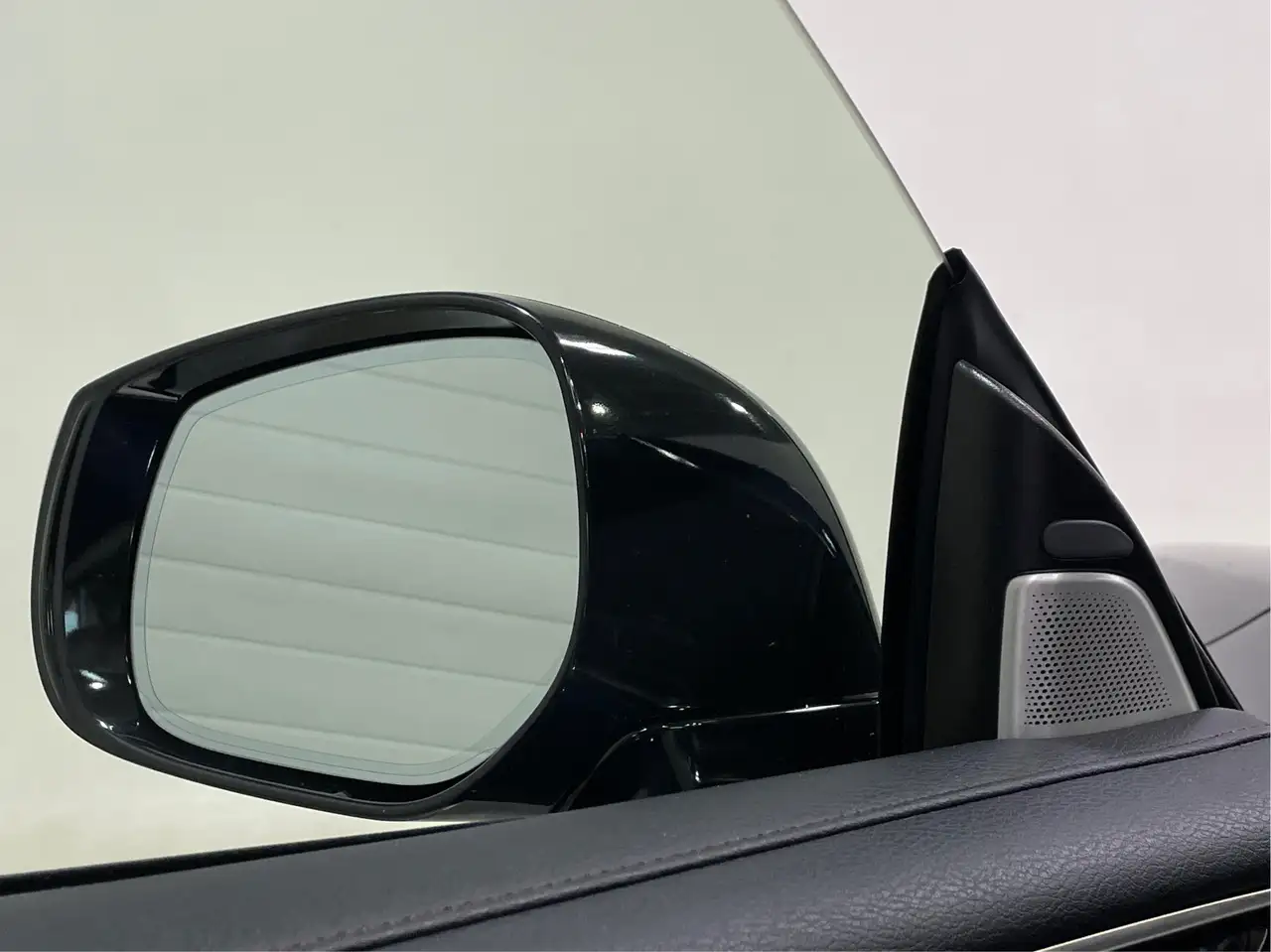 Infiniti Q60 - Image 23