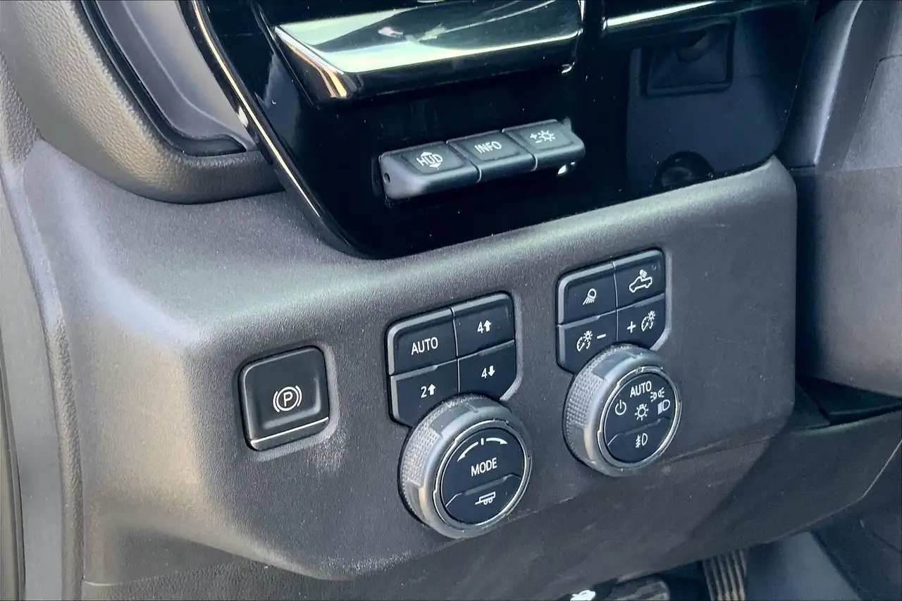 Chevrolet Silverado 1500 - Image 19