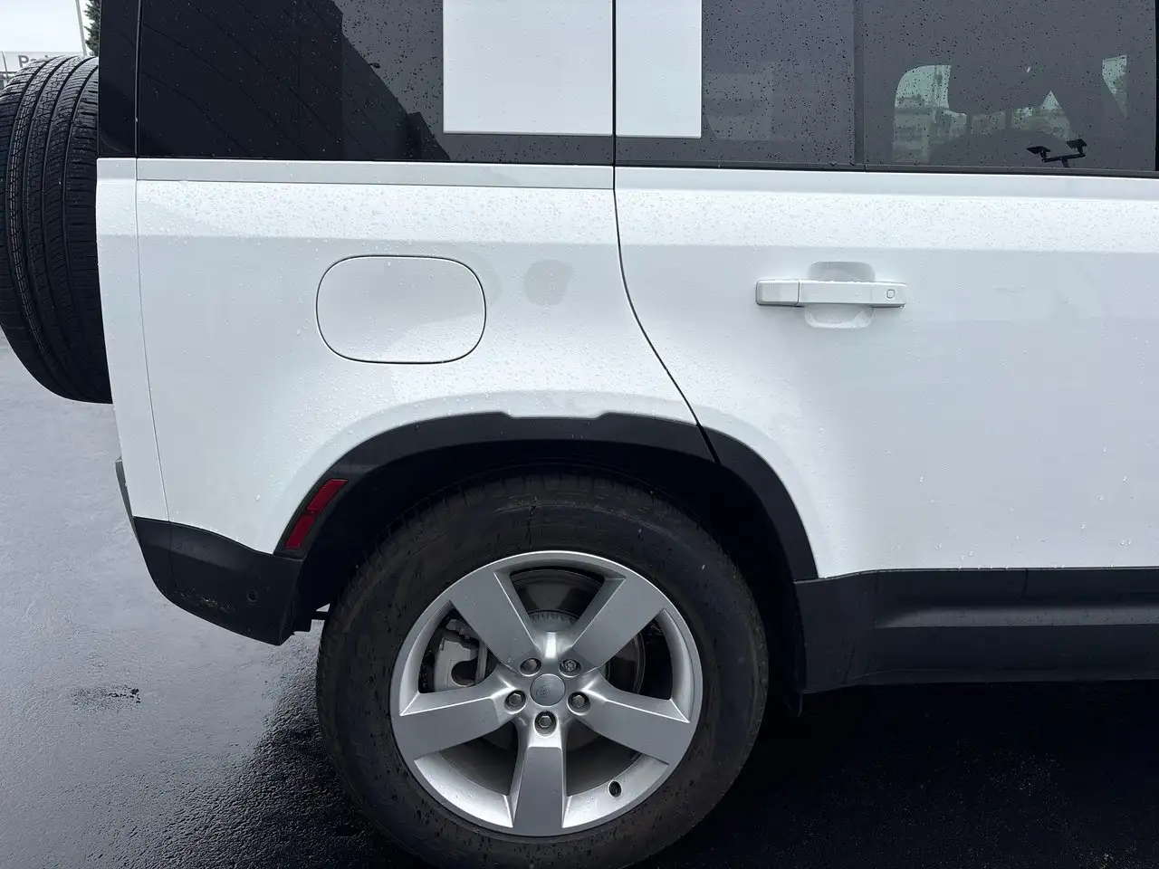 Land Rover Defender - Image 13