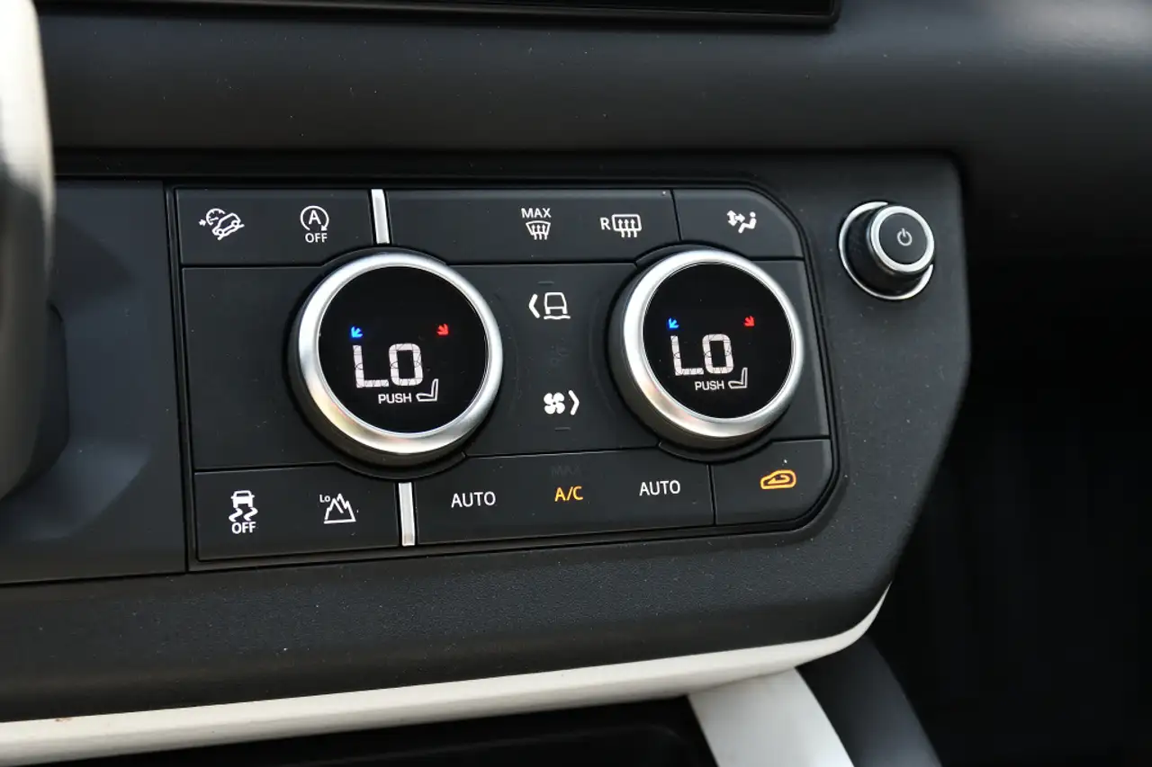 Land Rover Defender - Image 24