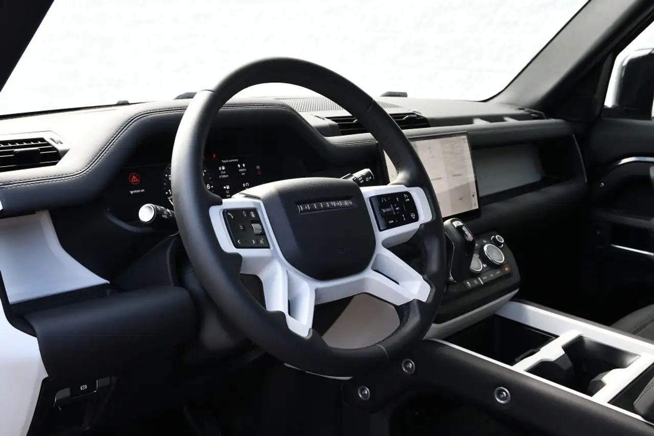 Land Rover Defender - Image 15