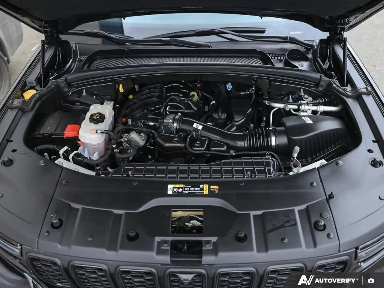 Jeep Grand Cherokee - Image 11