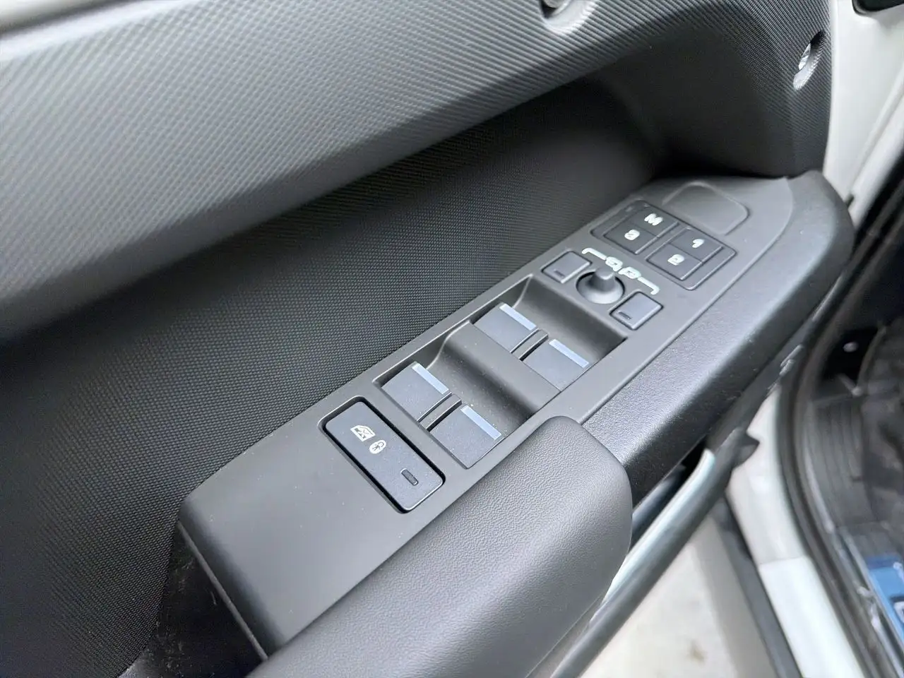 Land Rover Defender - Image 10
