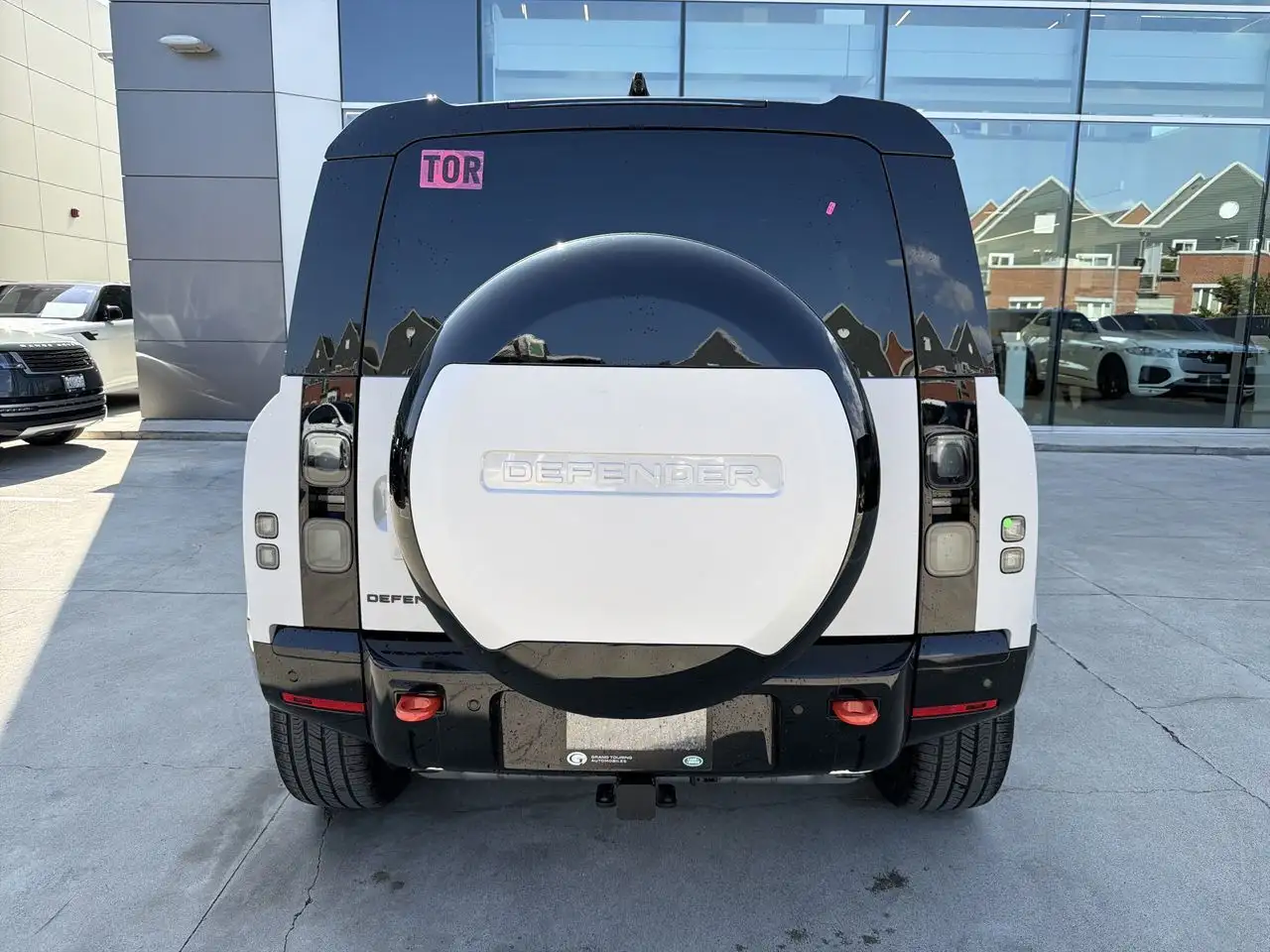 Land Rover Defender - Image 4