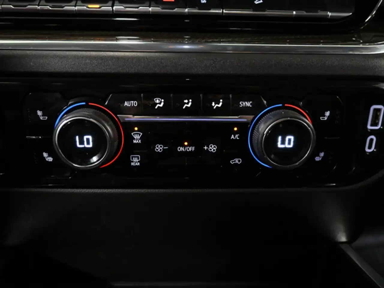 Chevrolet Silverado 1500 - Image 22