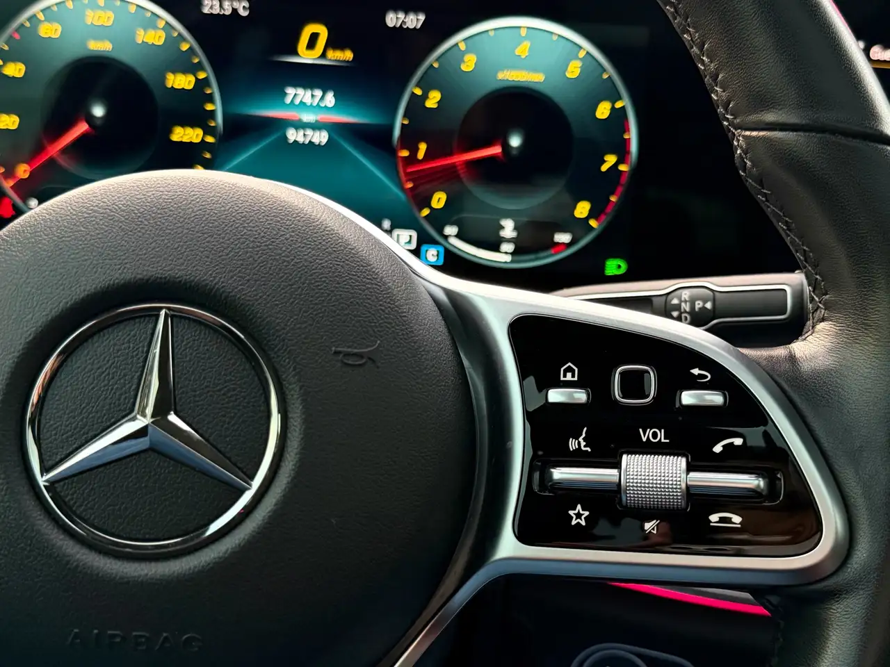 Mercedes-Benz GLE - Image 25