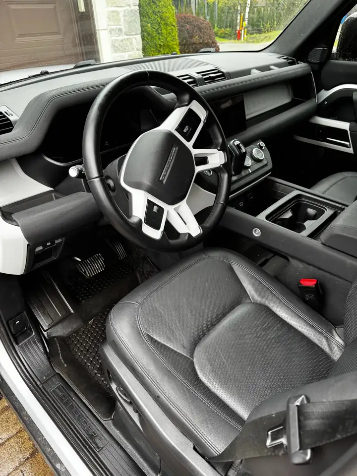 Land Rover Defender - Image 4