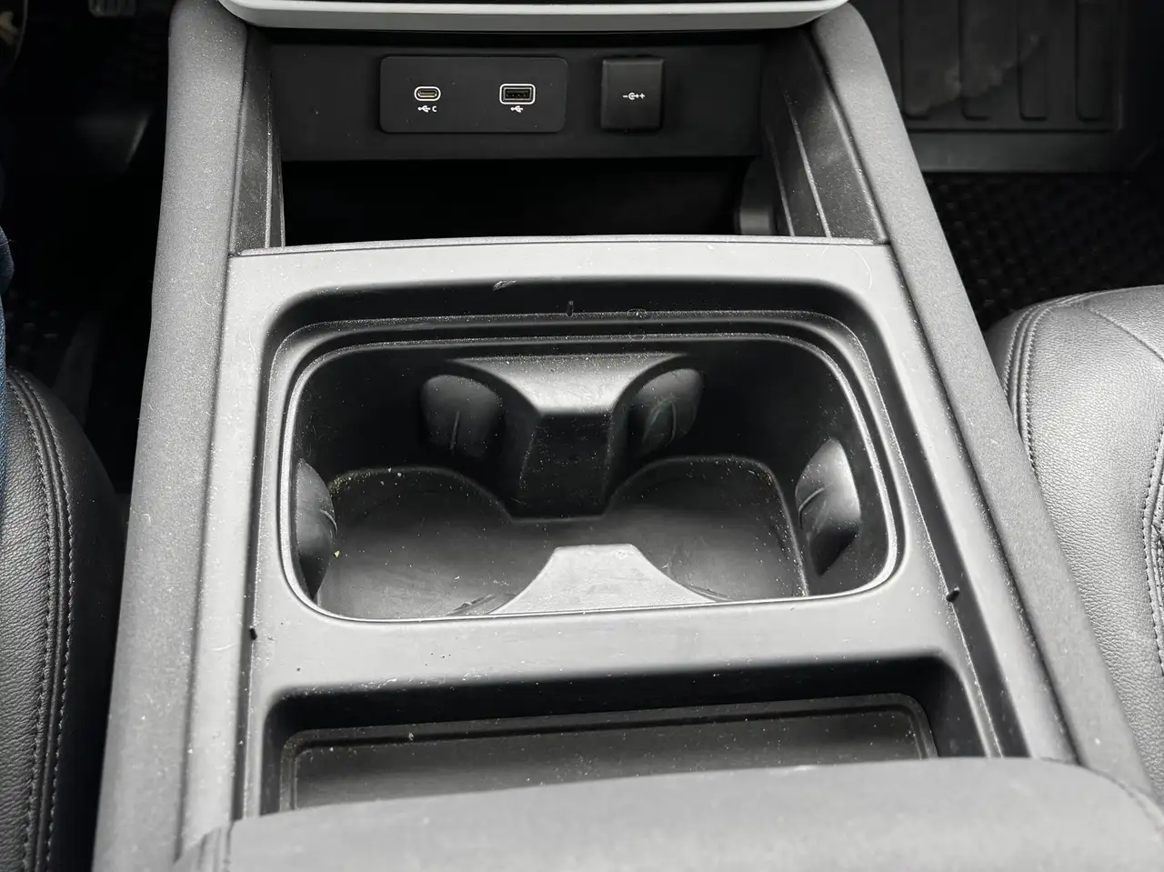 Land Rover Defender - Image 11