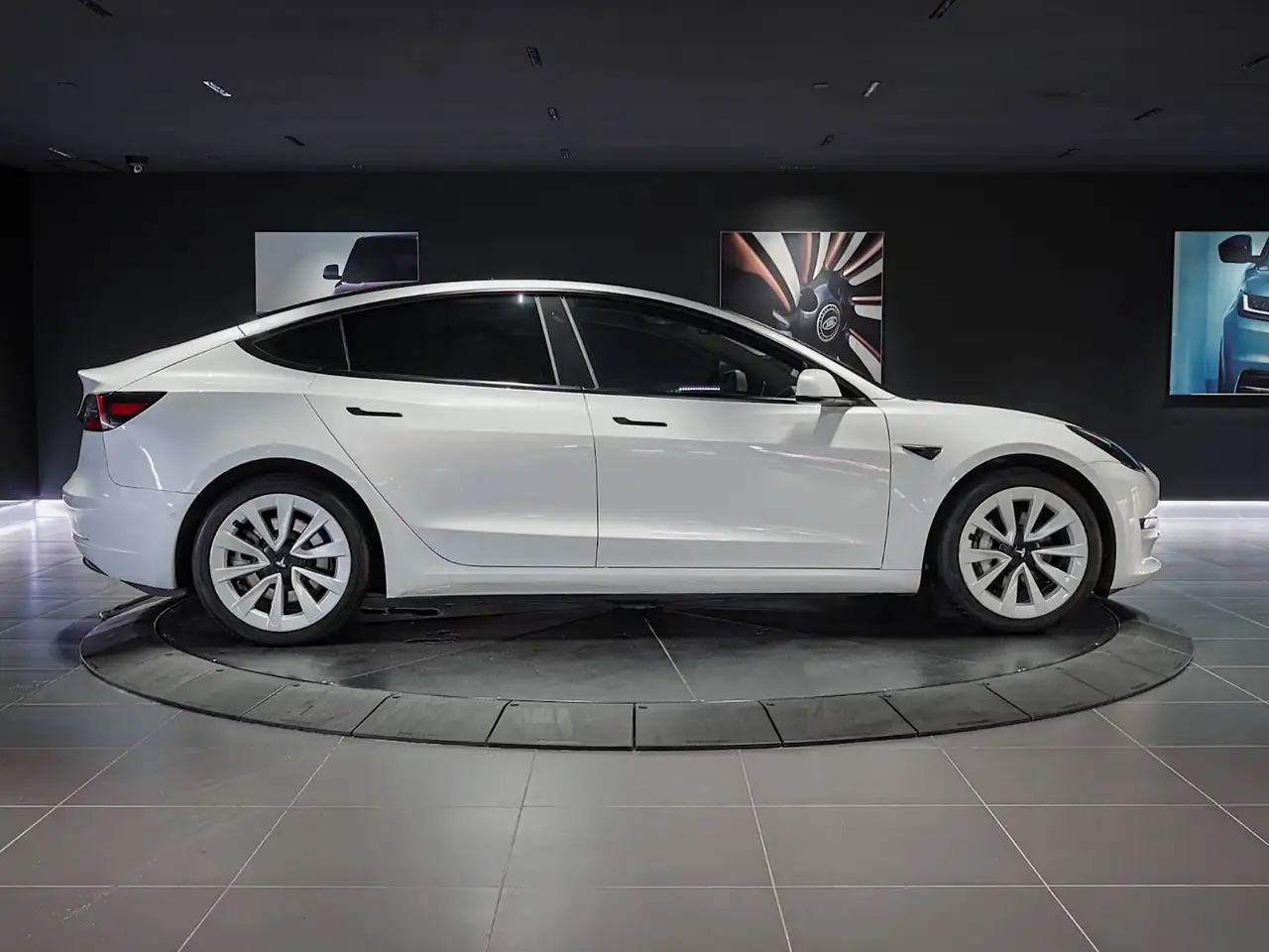 Tesla Model 3 - Image 4