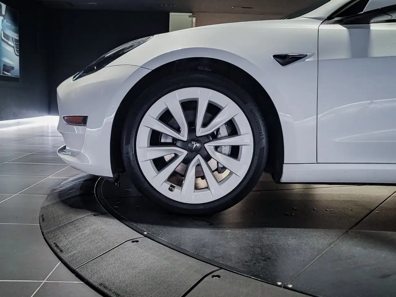 Tesla Model 3 - Image 9