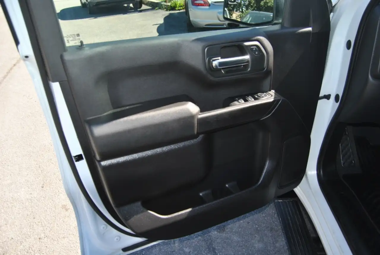 Chevrolet Silverado 1500 - Image 11