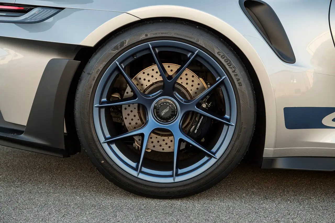 Porsche 911 - Image 27