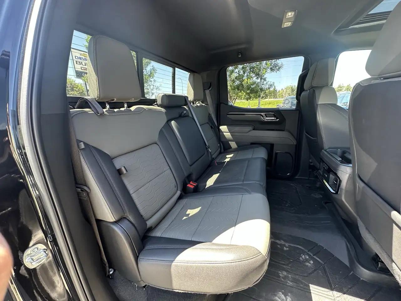 Chevrolet Silverado 1500 - Image 24