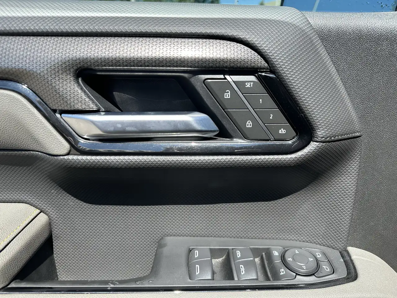 Chevrolet Silverado 1500 - Image 10