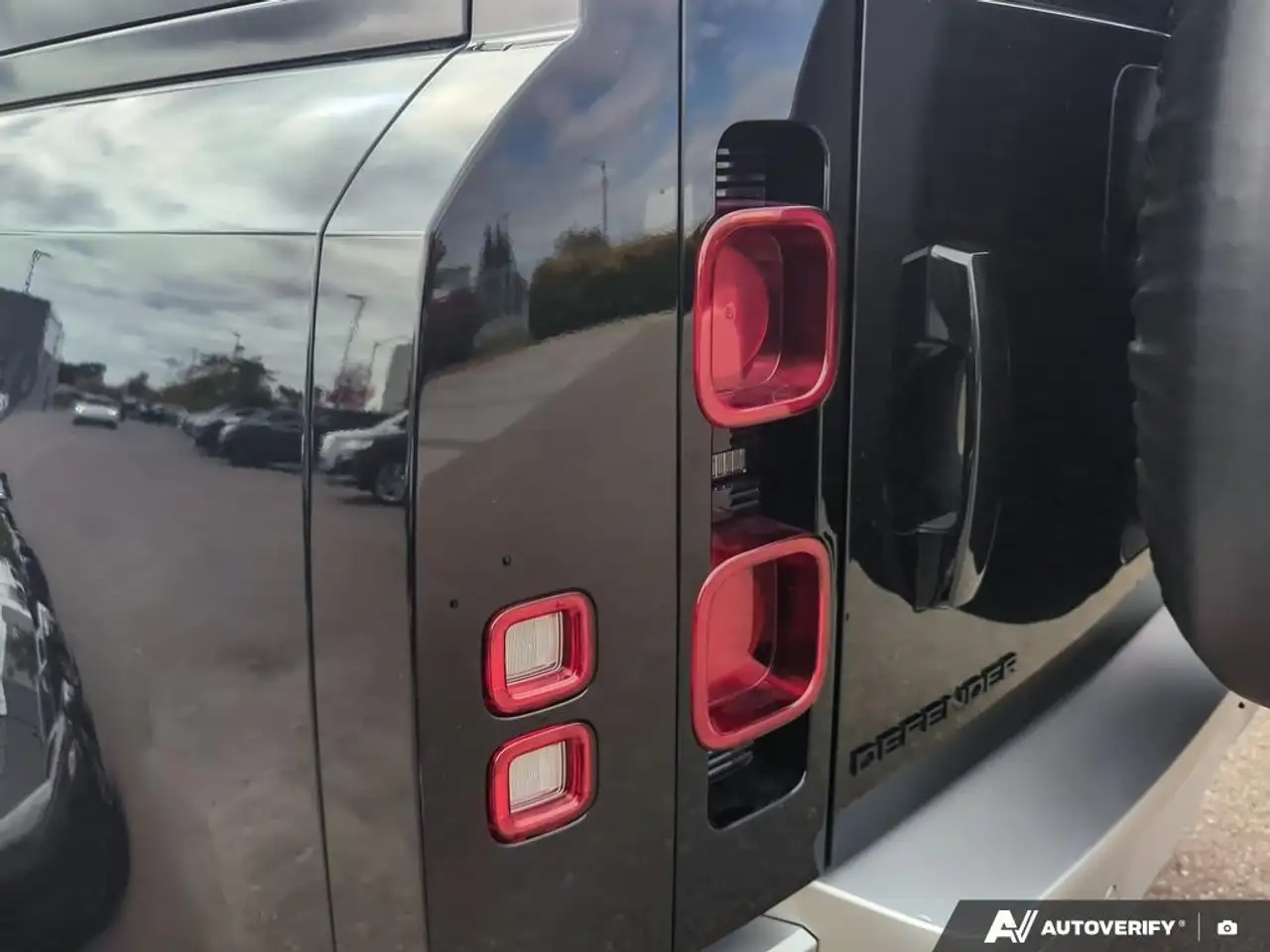 Land Rover Defender - Image 10