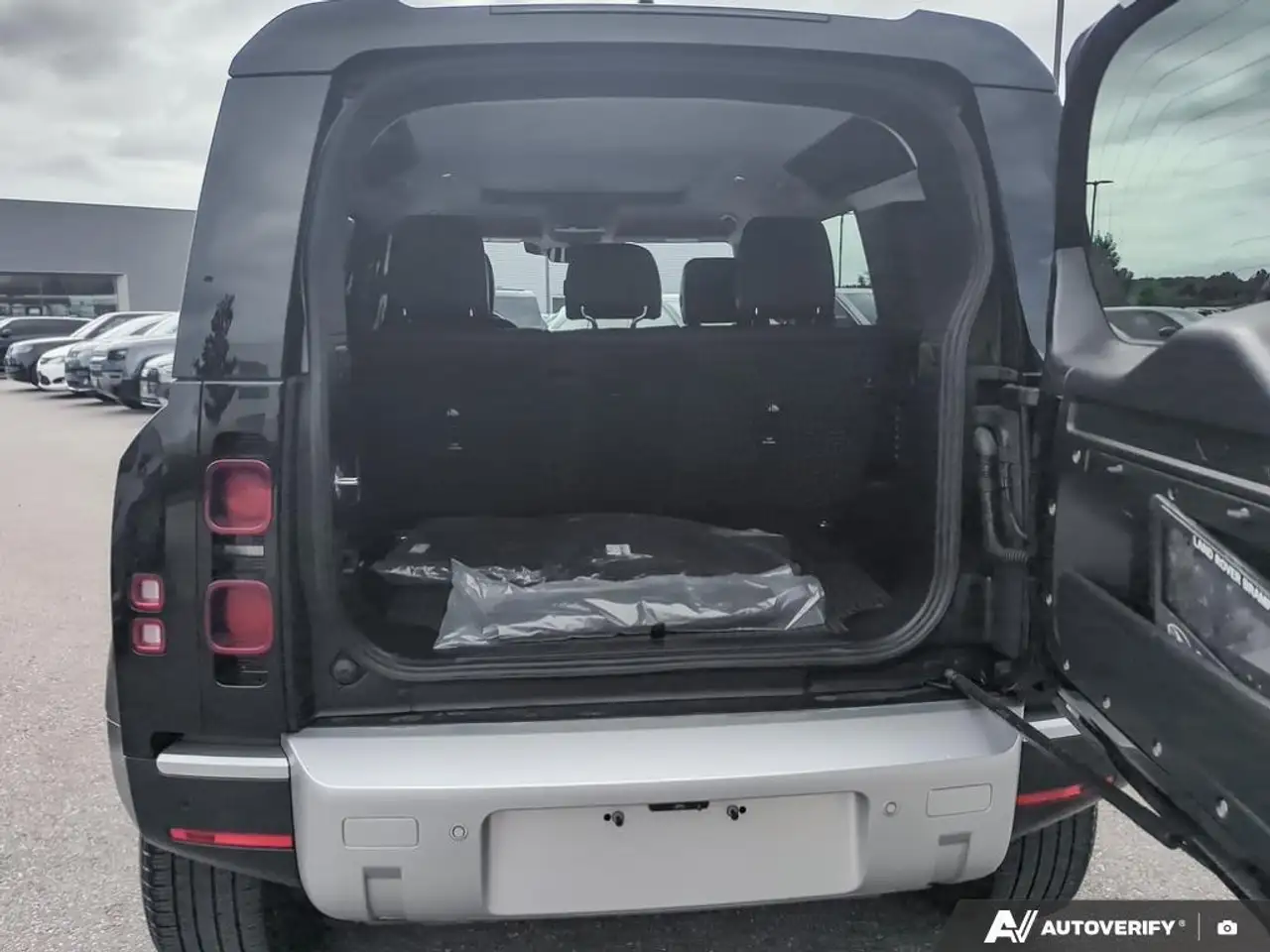 Land Rover Defender - Image 12
