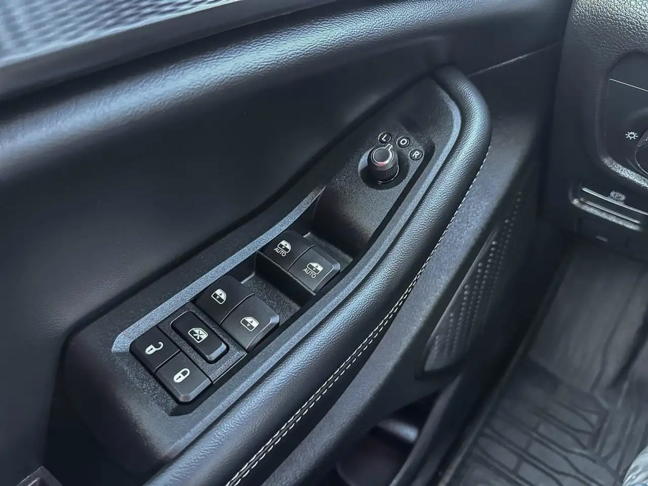Jeep Grand Cherokee - Image 24