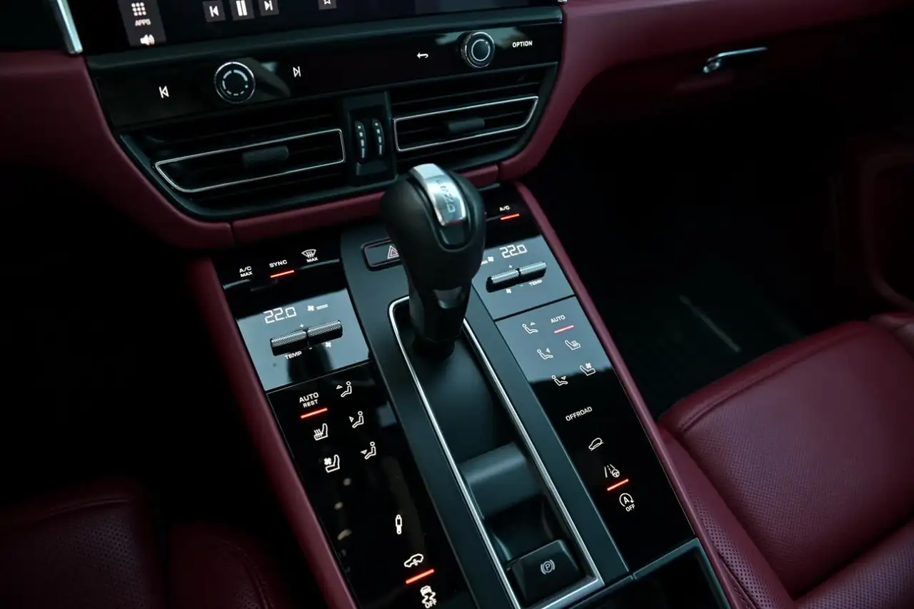 Porsche Macan - Image 21