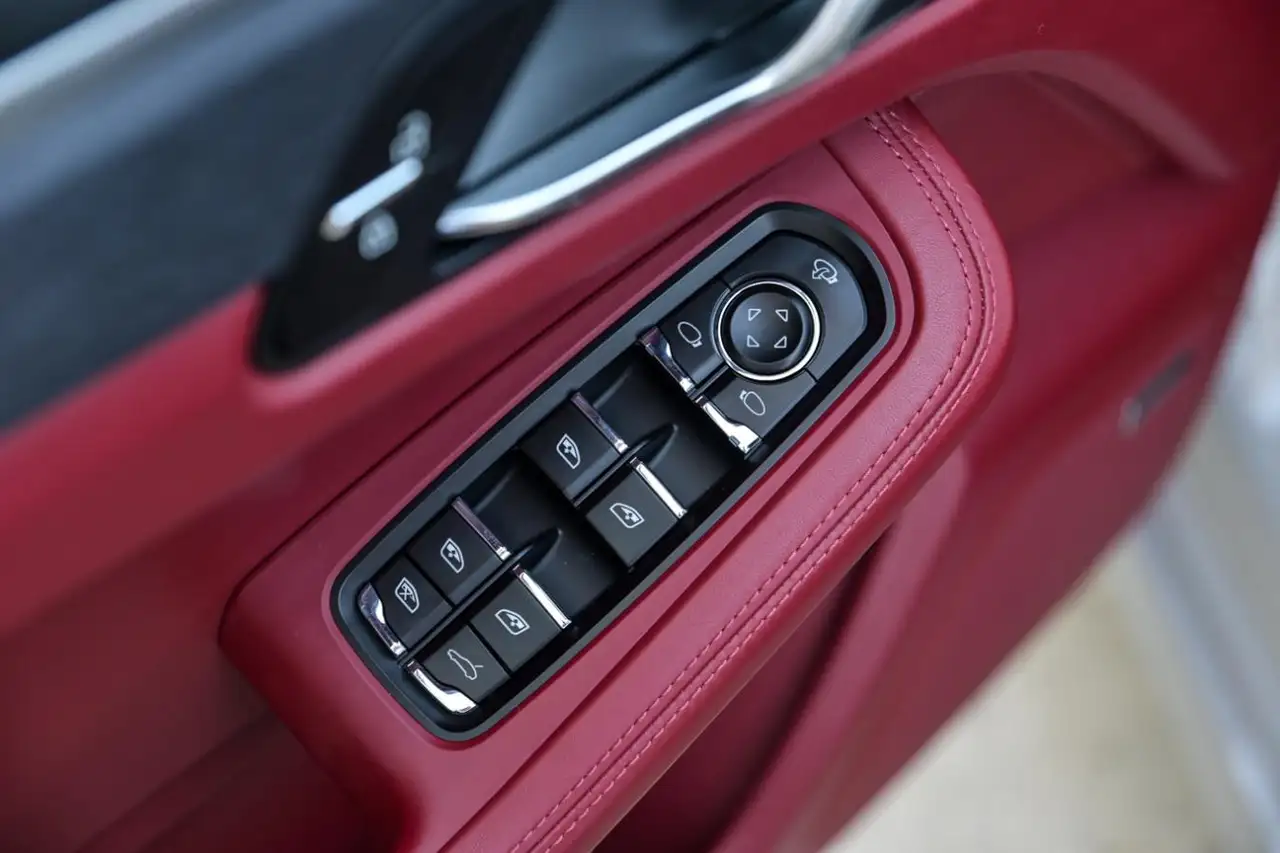Porsche Macan - Image 12