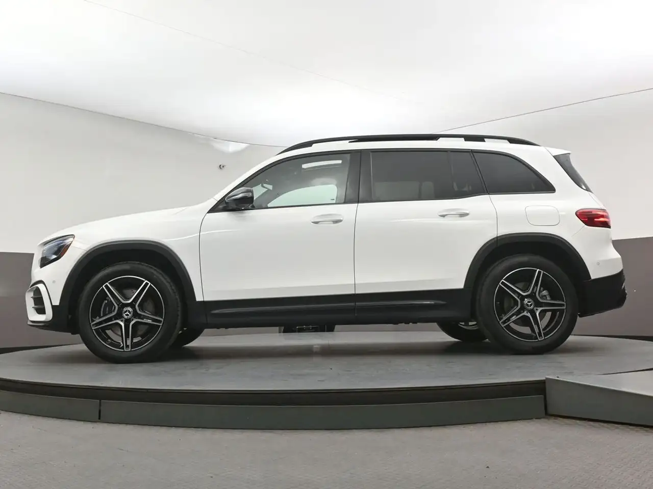 Mercedes-Benz GLB - Image 44