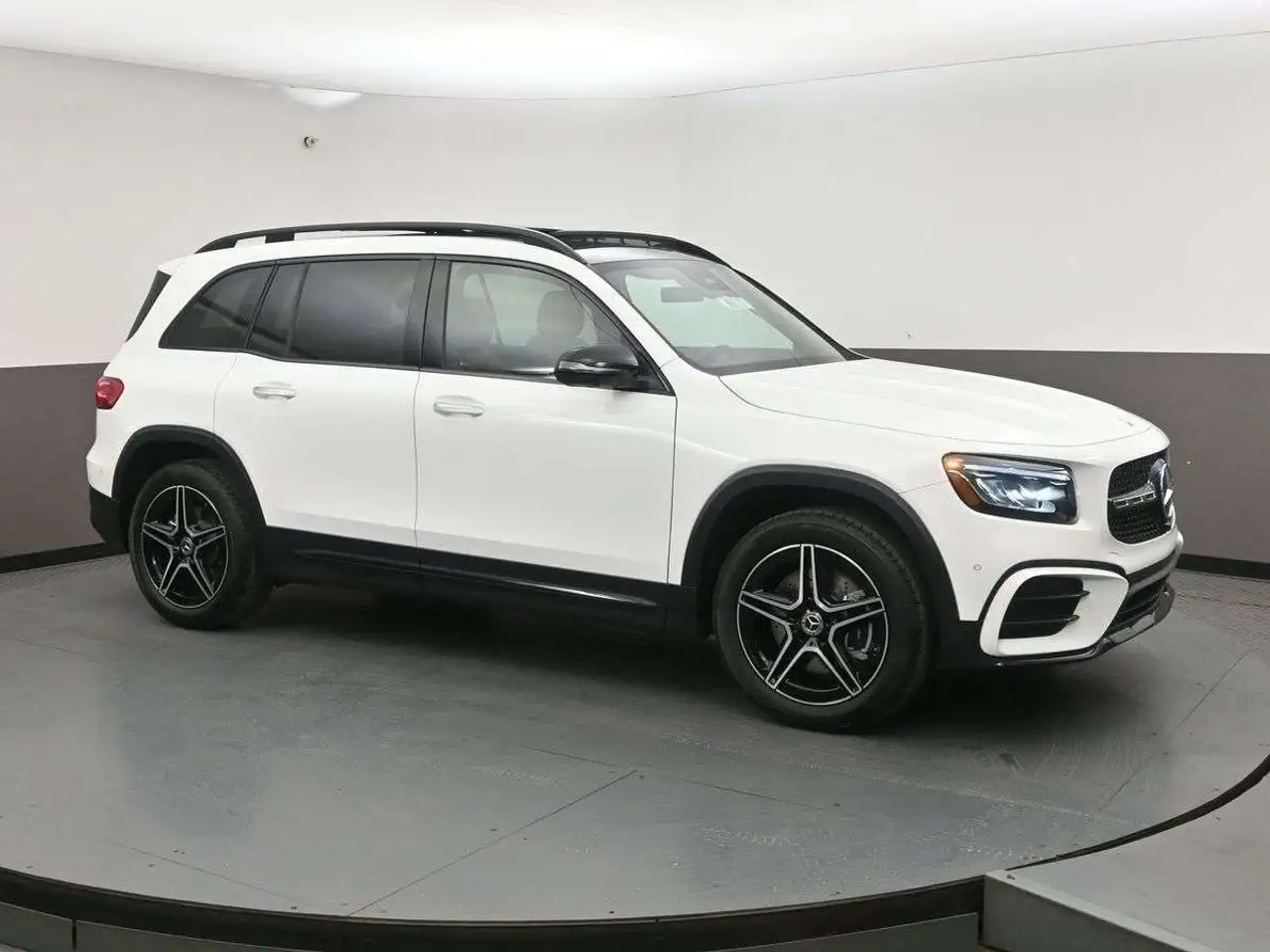 Mercedes-Benz GLB - Image 1