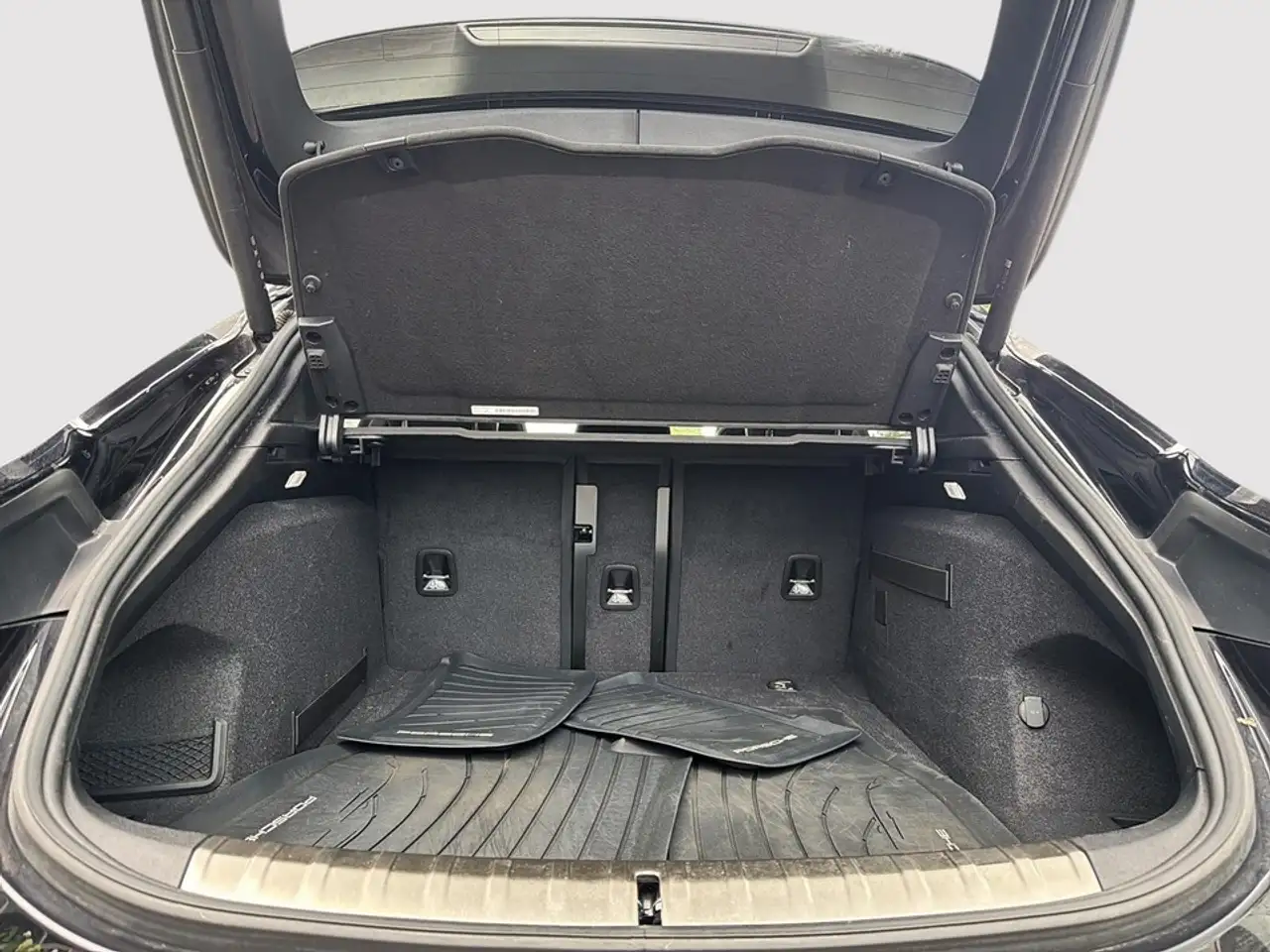 Porsche Taycan - Image 7