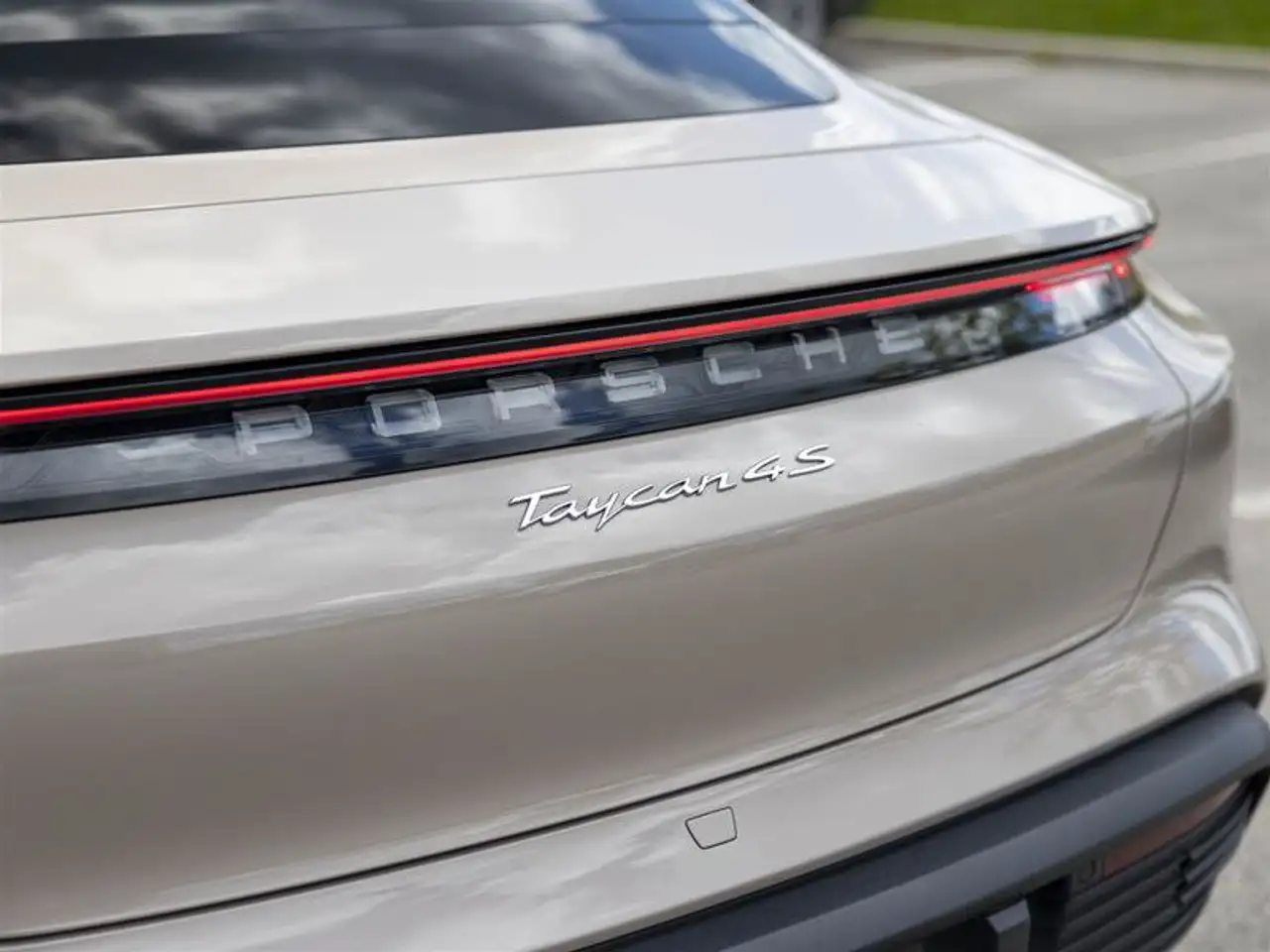 Porsche Taycan - Image 10