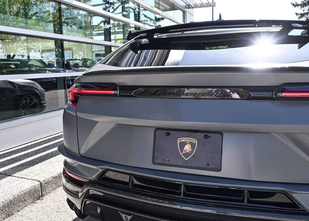 Lamborghini Urus - Image 8