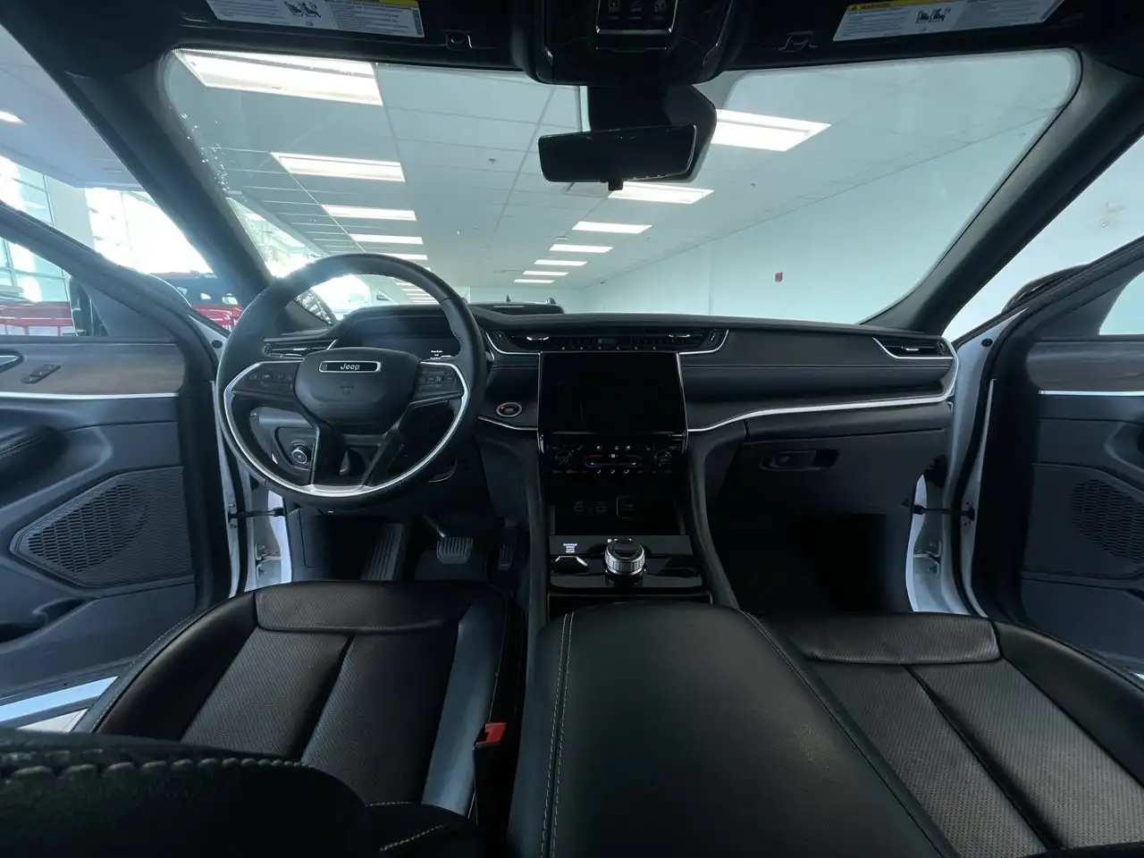 Jeep Grand Cherokee - Image 15