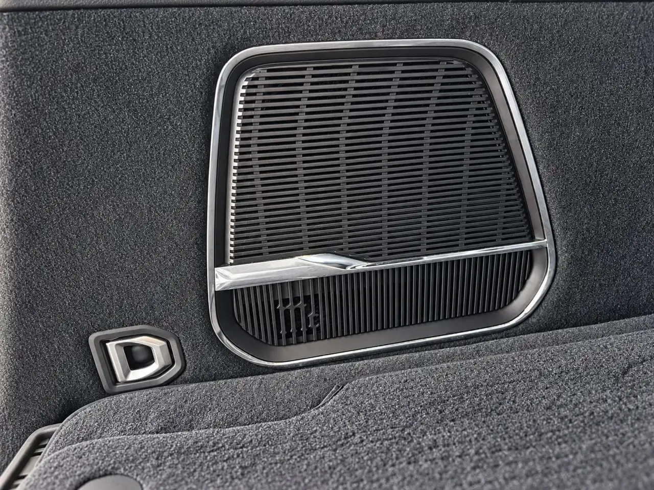 Jeep Grand Wagoneer - Image 15