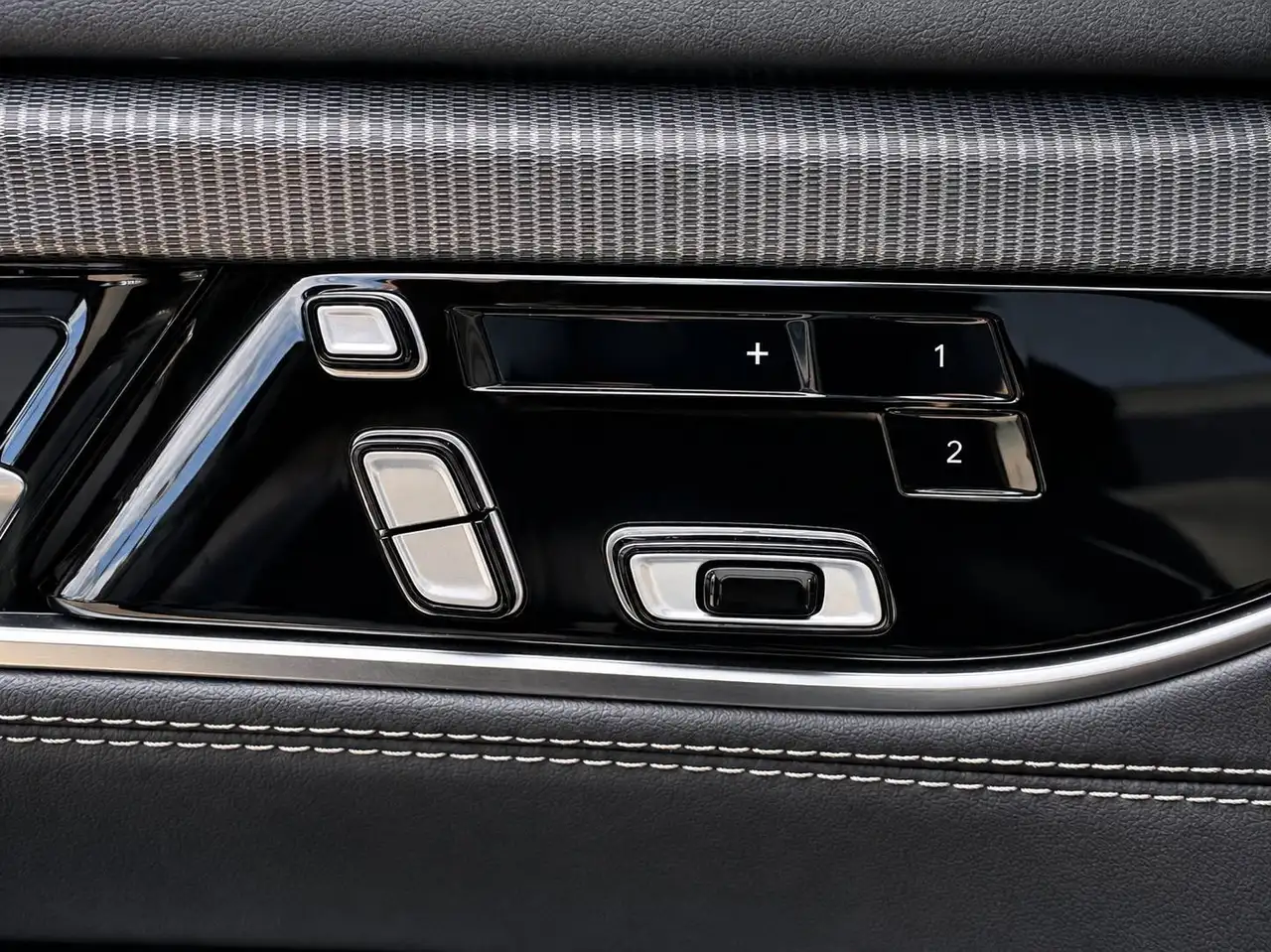Jeep Grand Wagoneer - Image 25