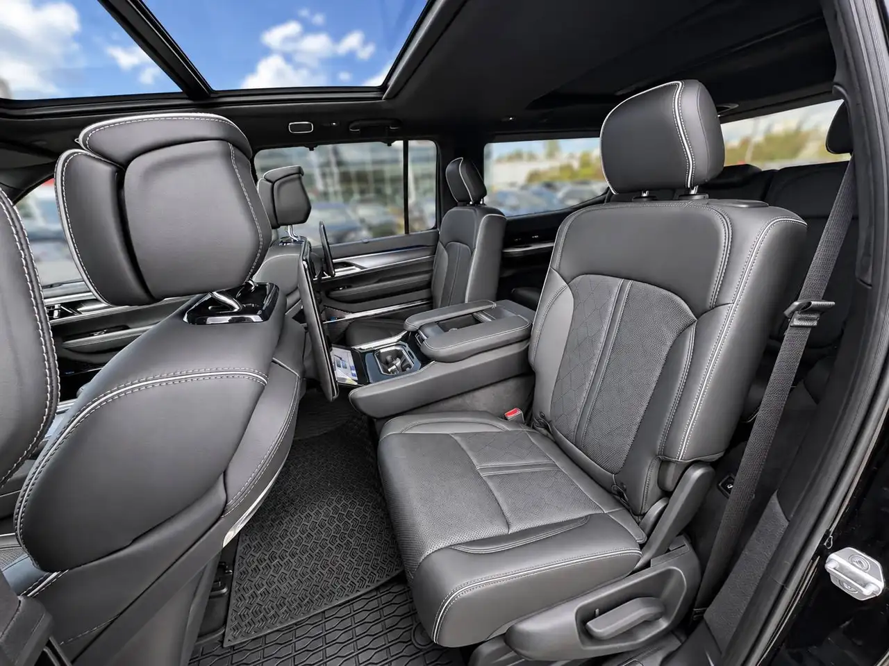 Jeep Grand Wagoneer - Image 18