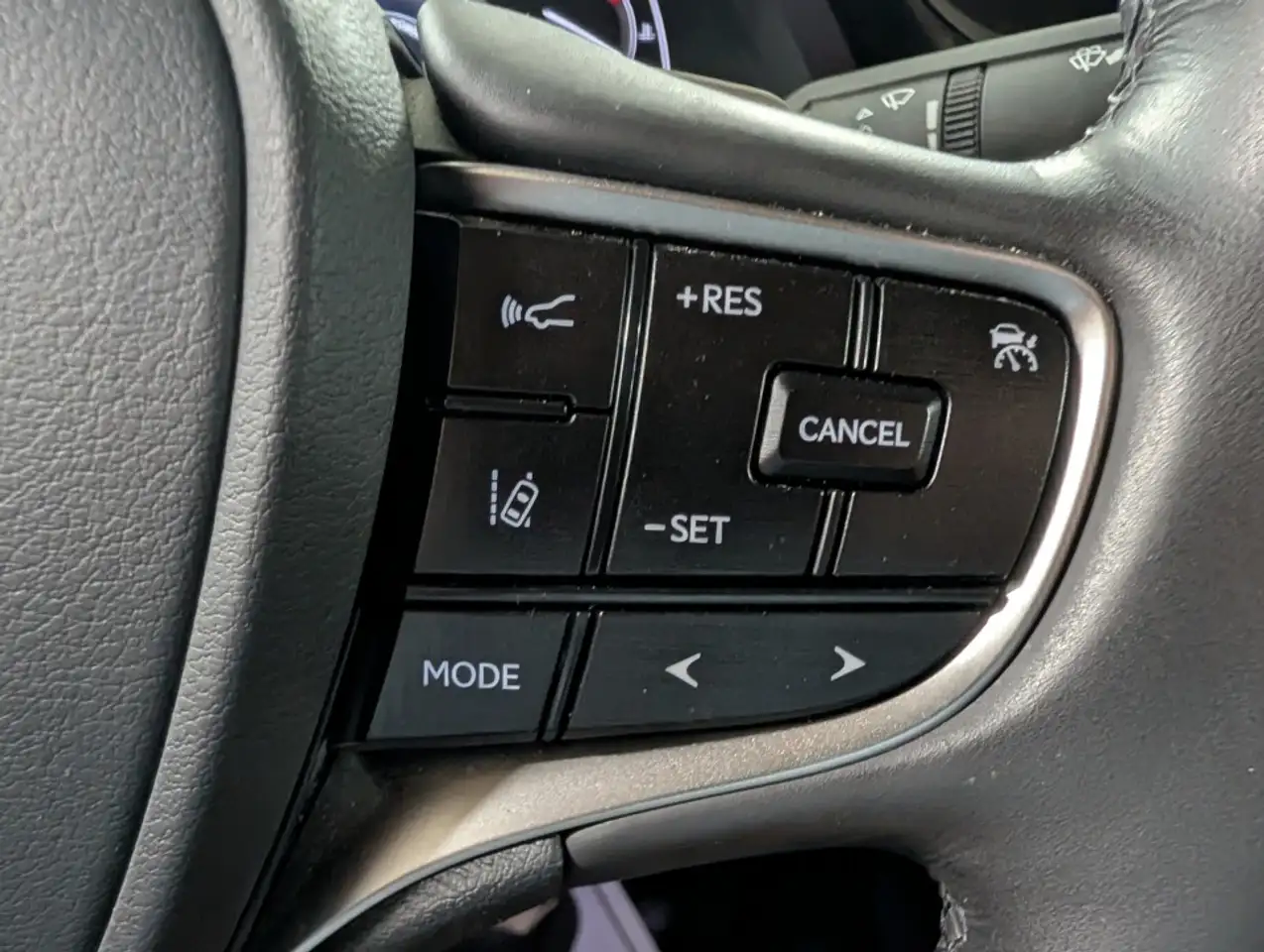 Lexus ES - Image 22