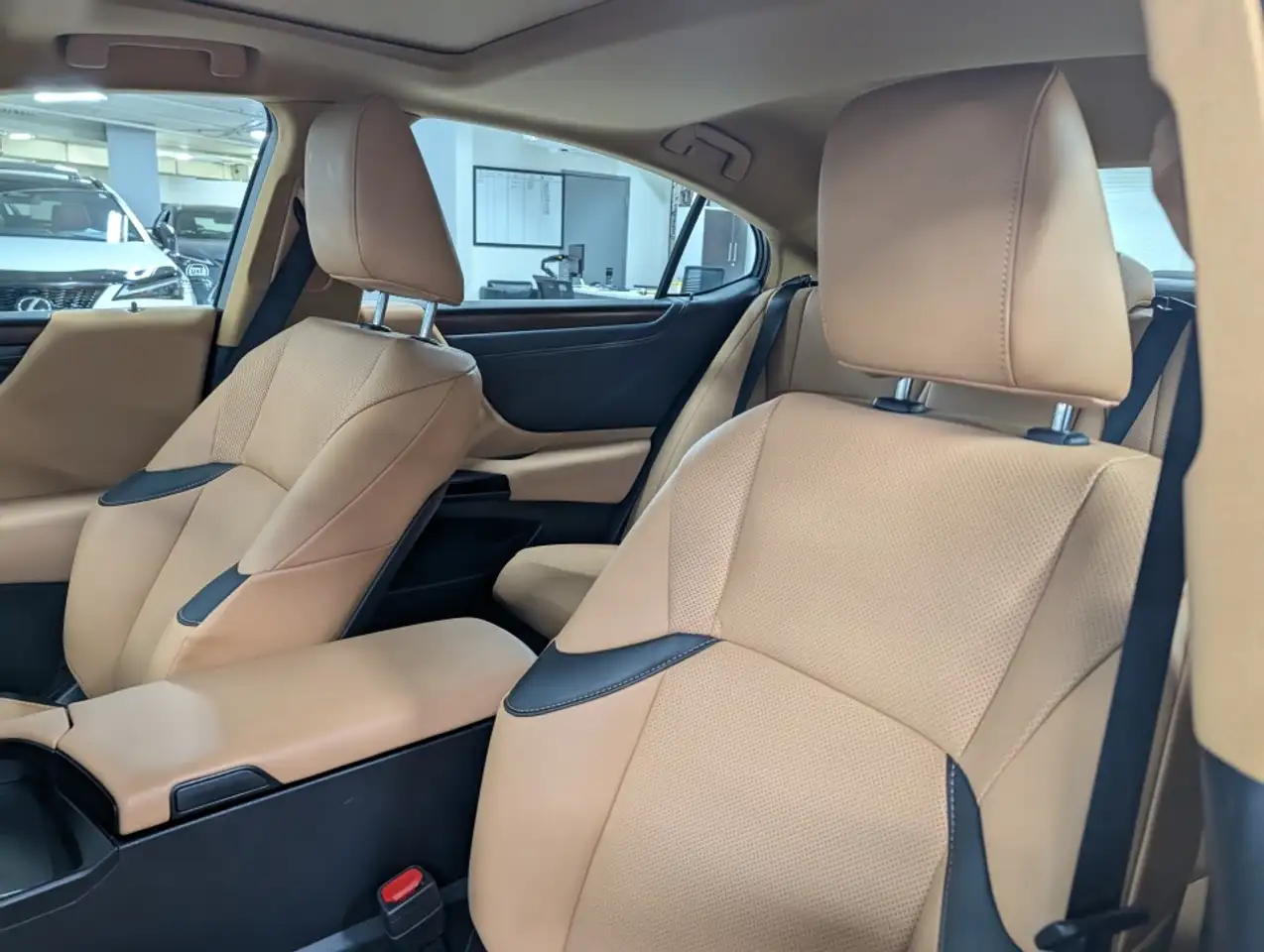 Lexus ES - Image 10