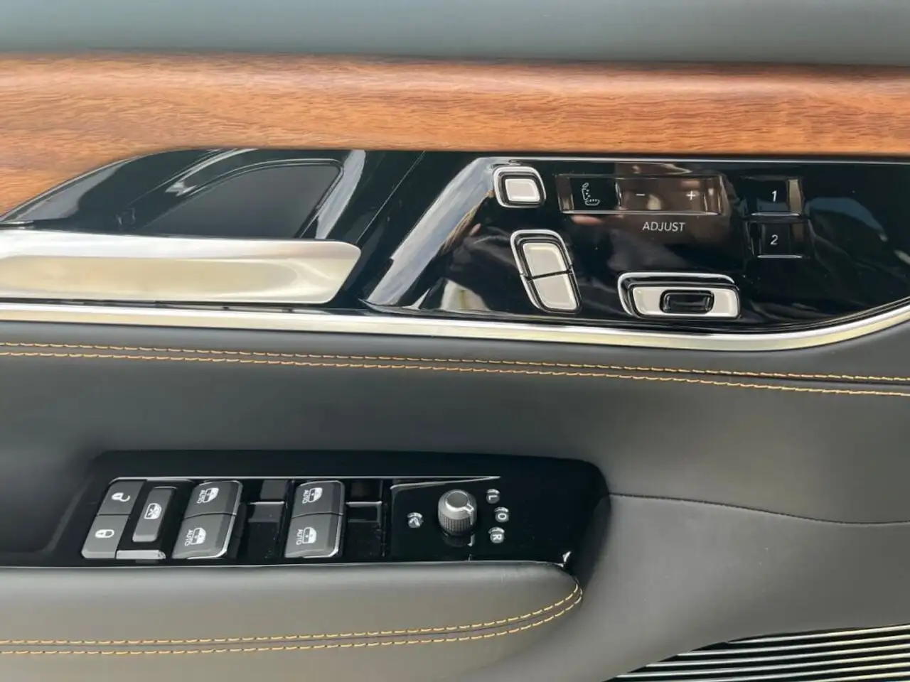 Jeep Grand Wagoneer - Image 15