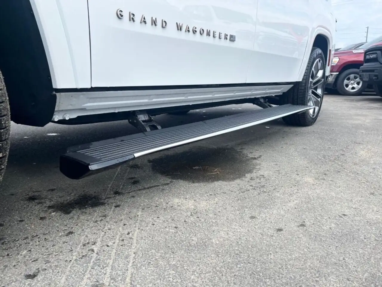 Jeep Grand Wagoneer - Image 10