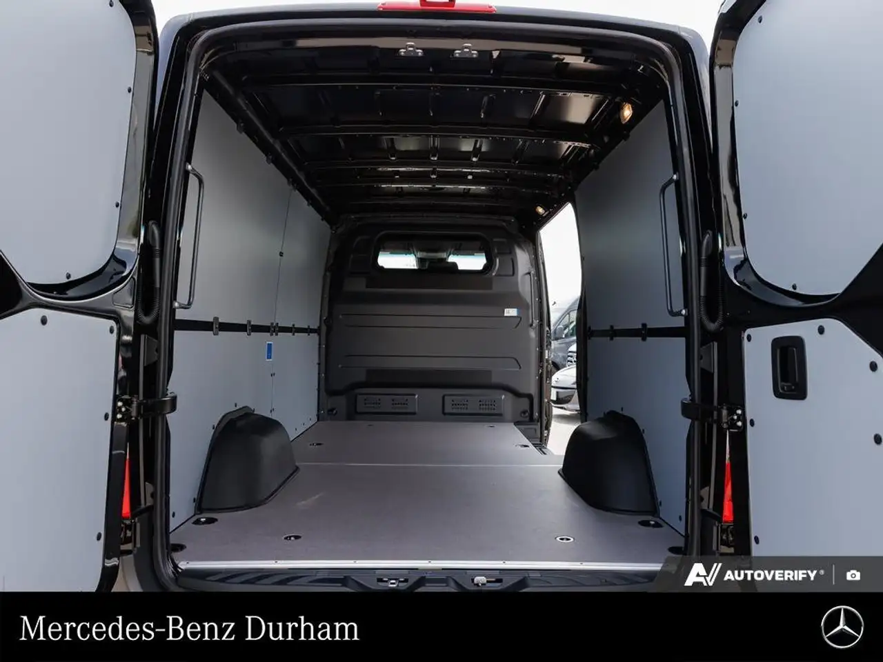 Mercedes-Benz Sprinter - Image 11