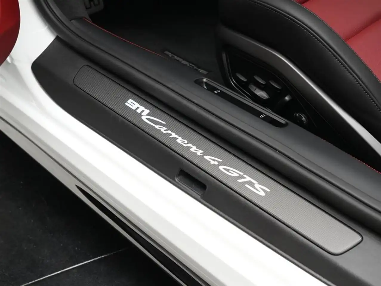 Porsche 911 - Image 19