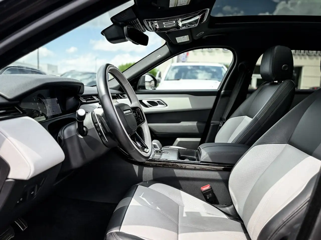Land Rover Range Rover Velar - Image 11