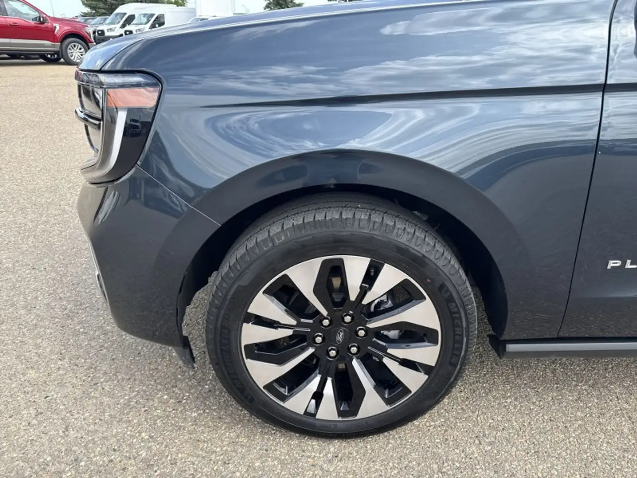 Ford Expedition - Image 19