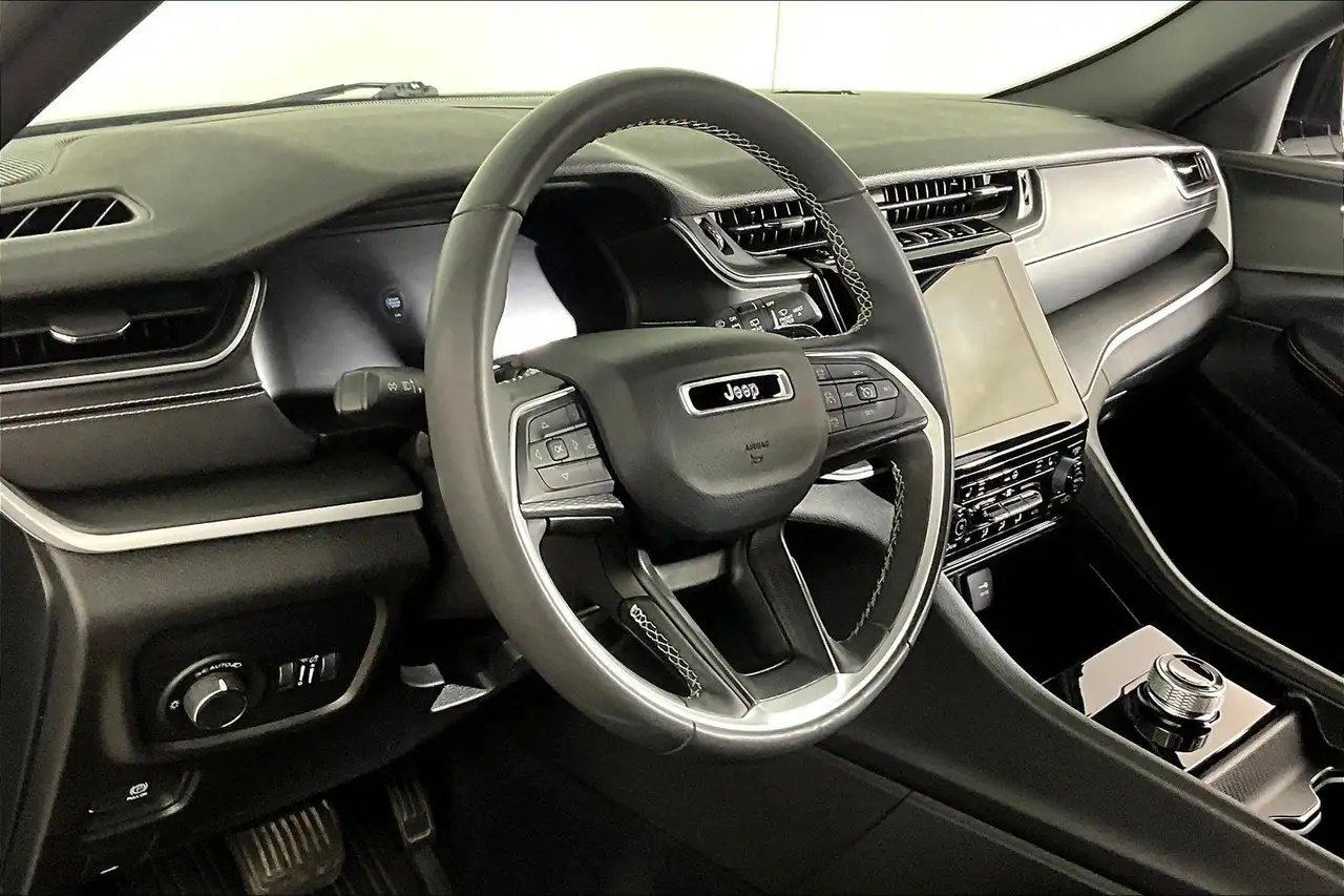 Jeep Grand Cherokee - Image 13