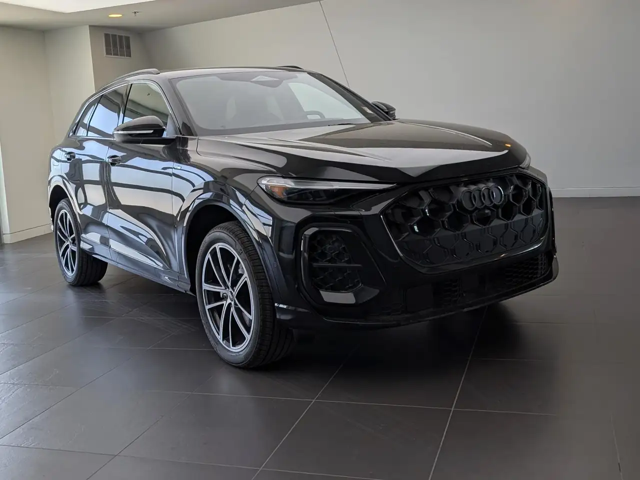 Audi Q5 - Image 1