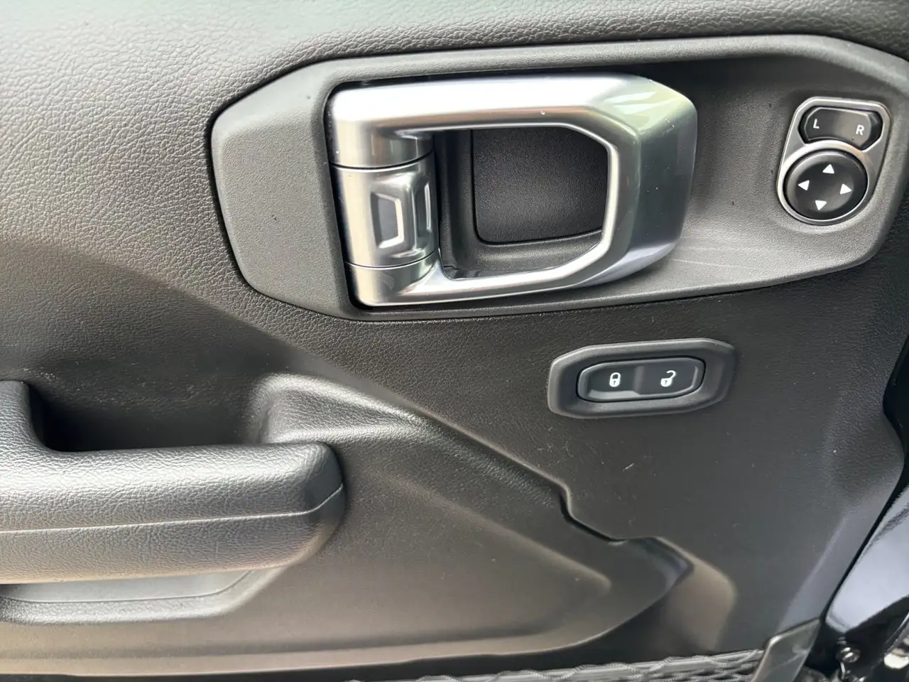 Jeep Wrangler - Image 11