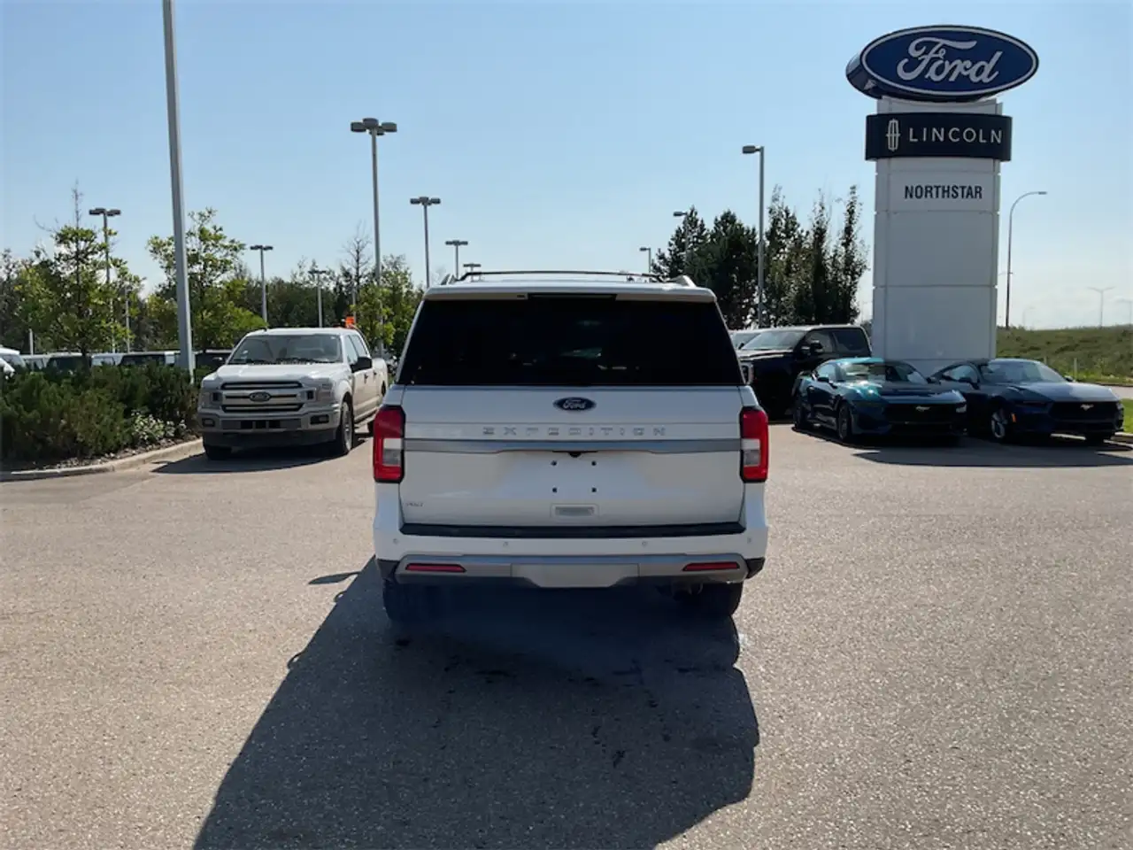 Ford Expedition - Image 4