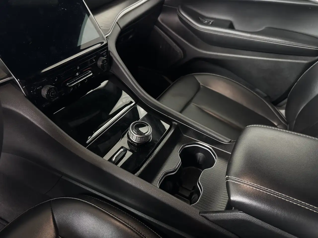 Jeep Grand Cherokee - Image 19