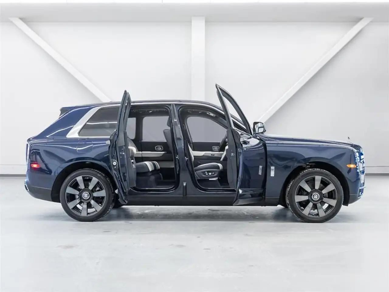 Rolls-Royce Cullinan - Image 4